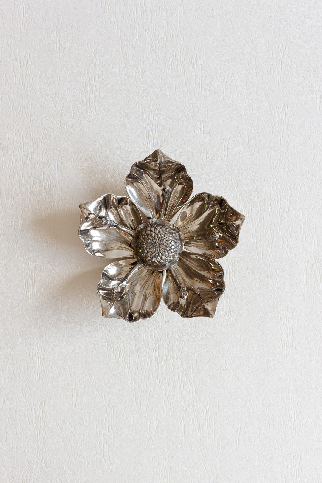 1970s Italian white brass lotus sculptural ashtray, in the style of Gucci
