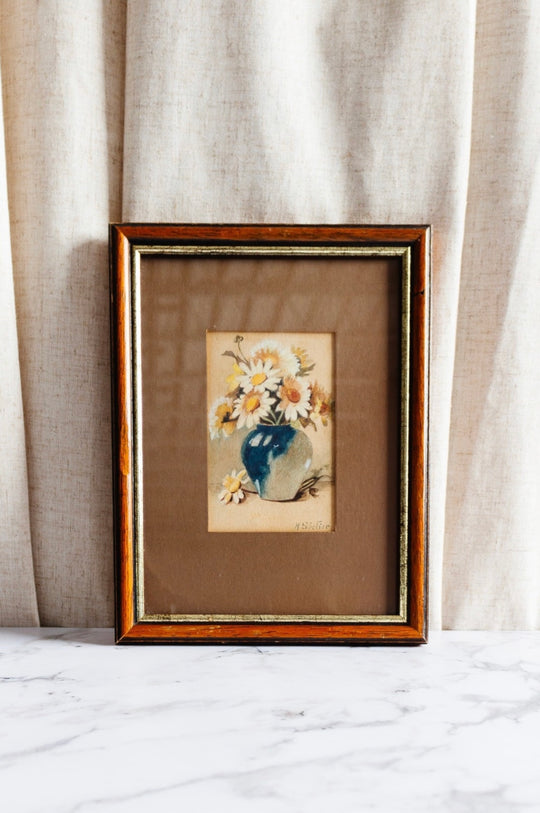 marguerites dans un vase bleu