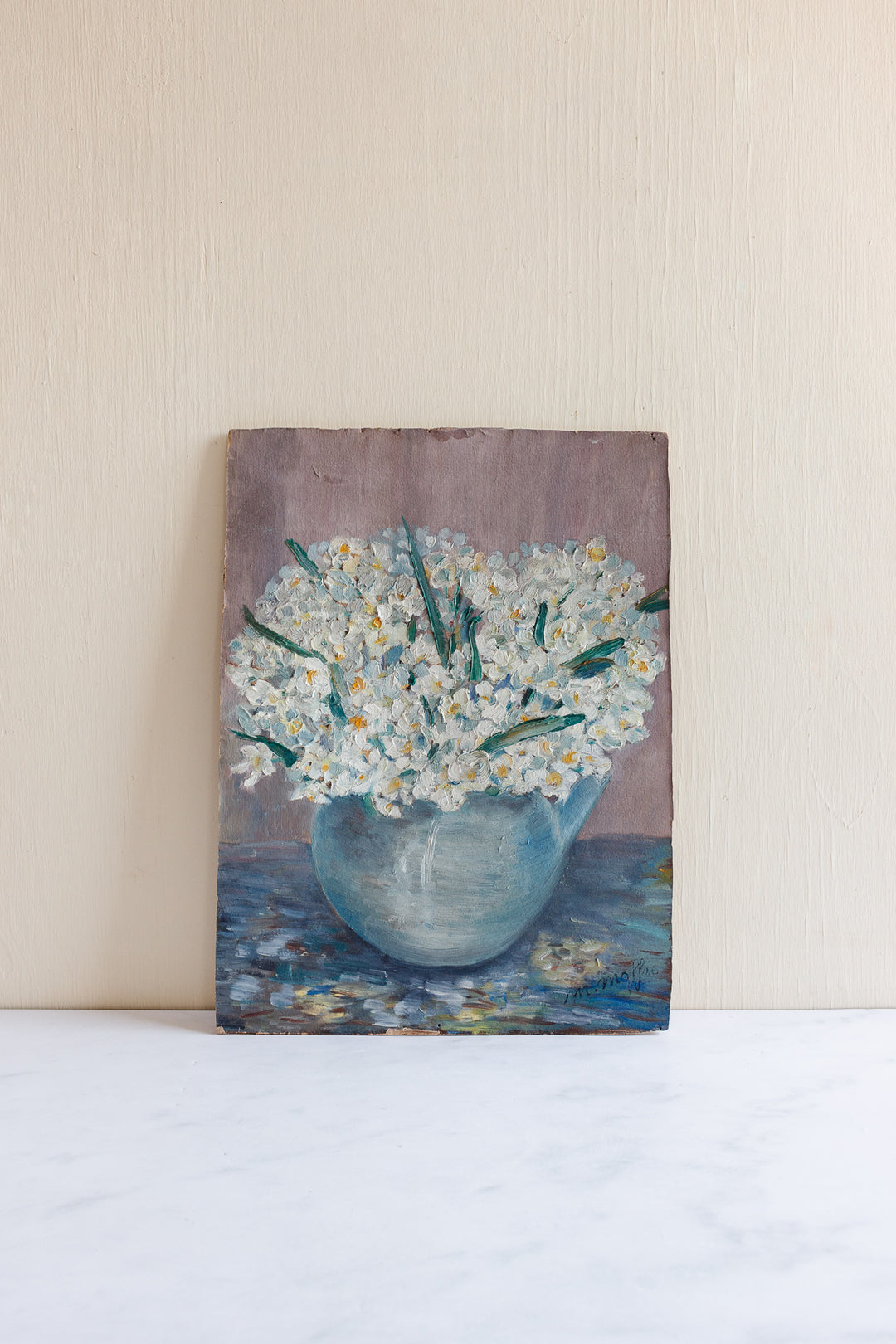 un vase de jonquilles