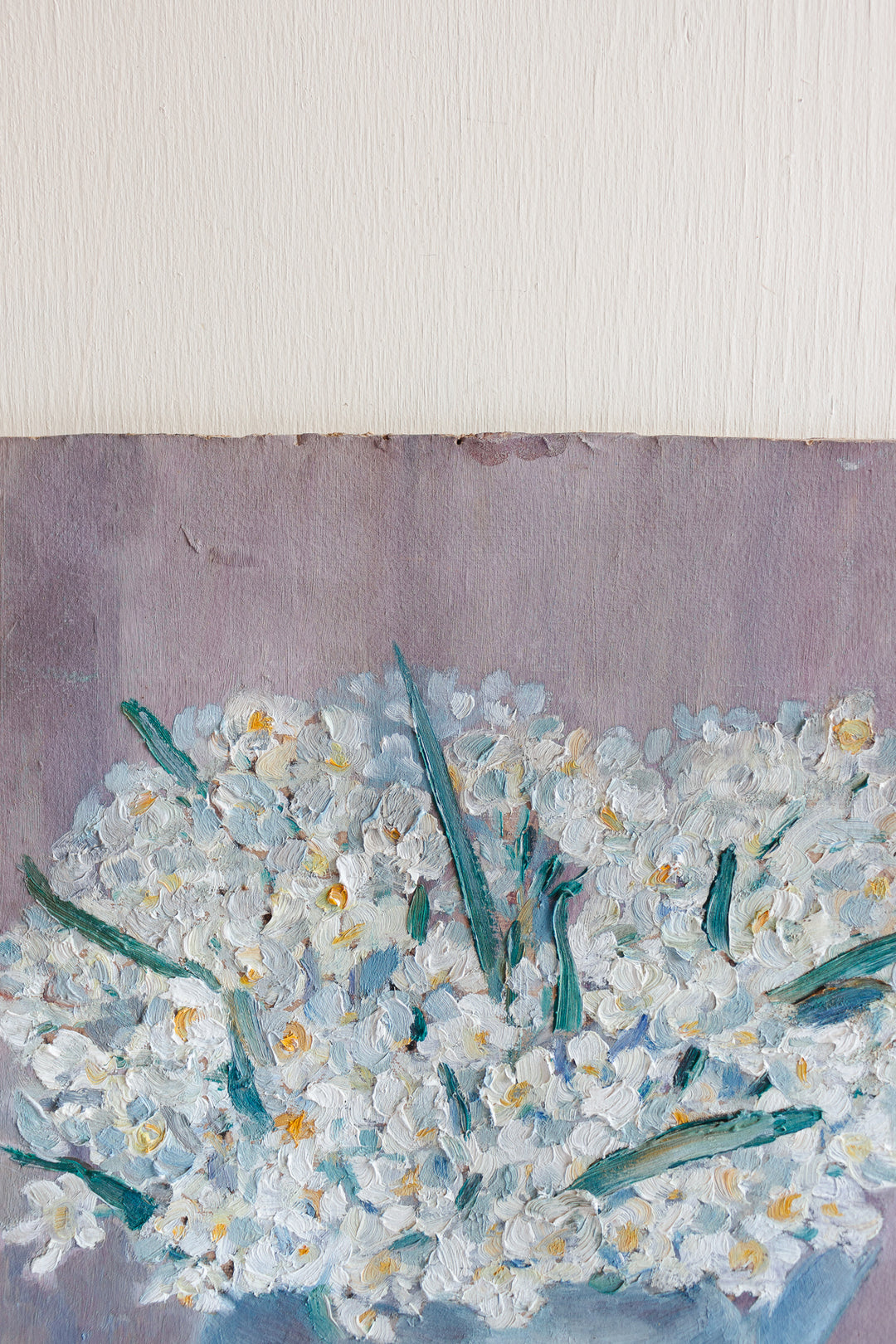un vase de jonquilles