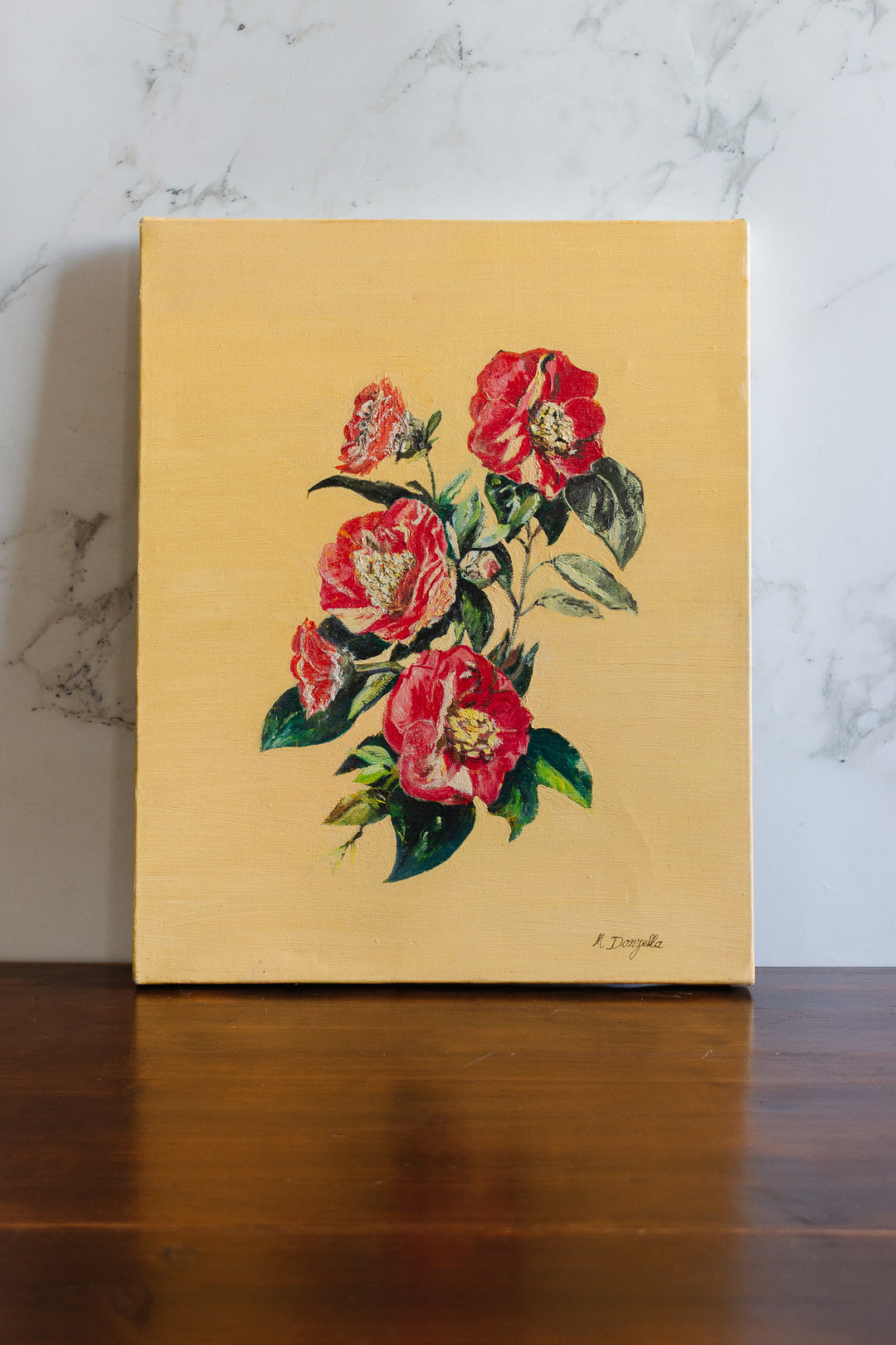 fleurs rouges sur toile jaune
