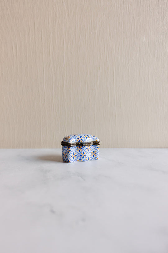 vintage French enamel "porcelain art" pill box