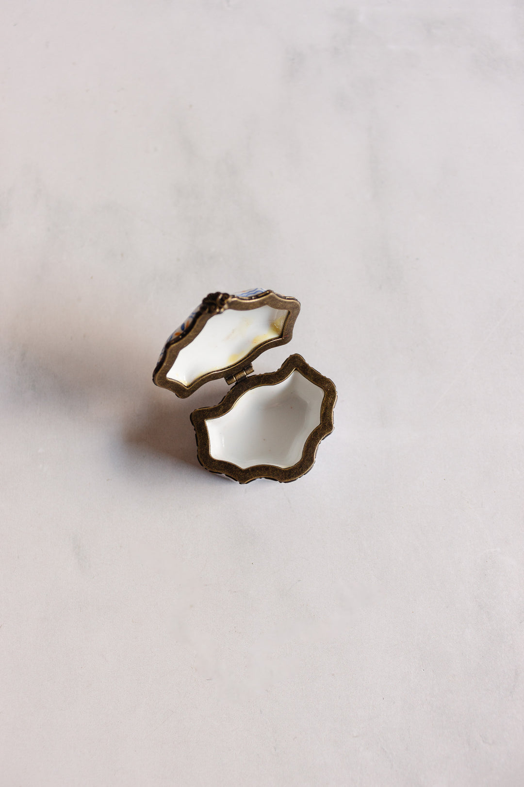 vintage French enamel "porcelain art" pill box