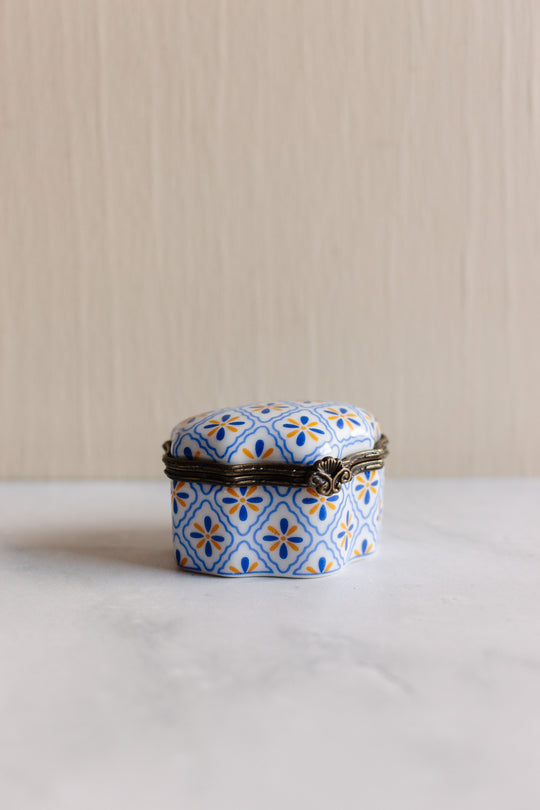 vintage French enamel "porcelain art" pill box