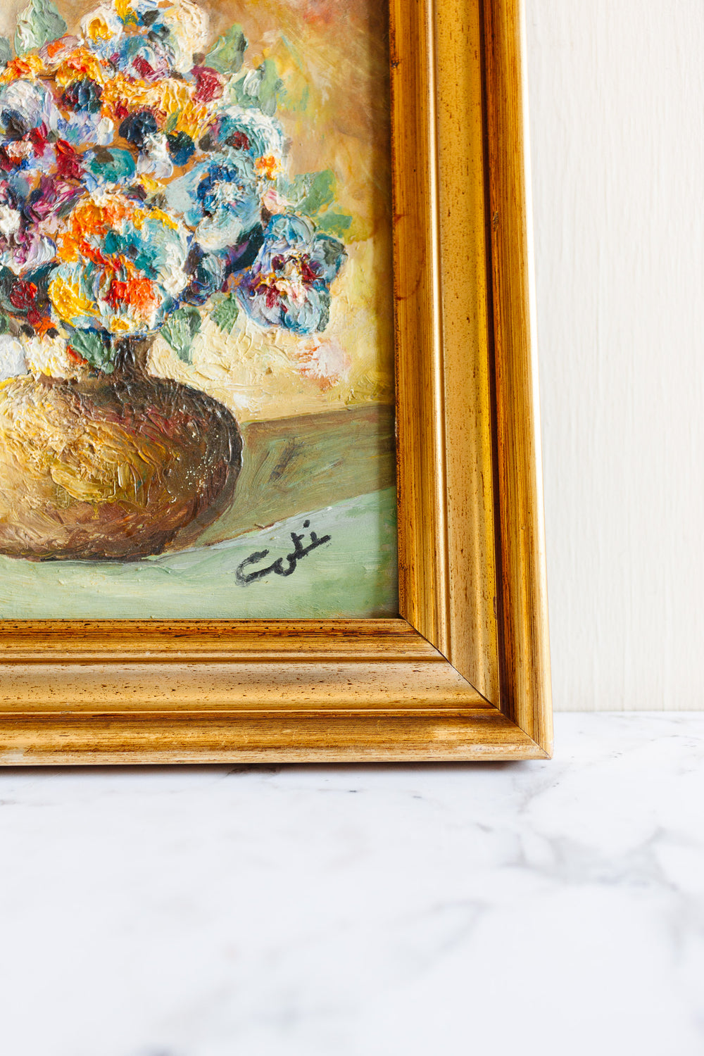 bouquet dans un vase d'or