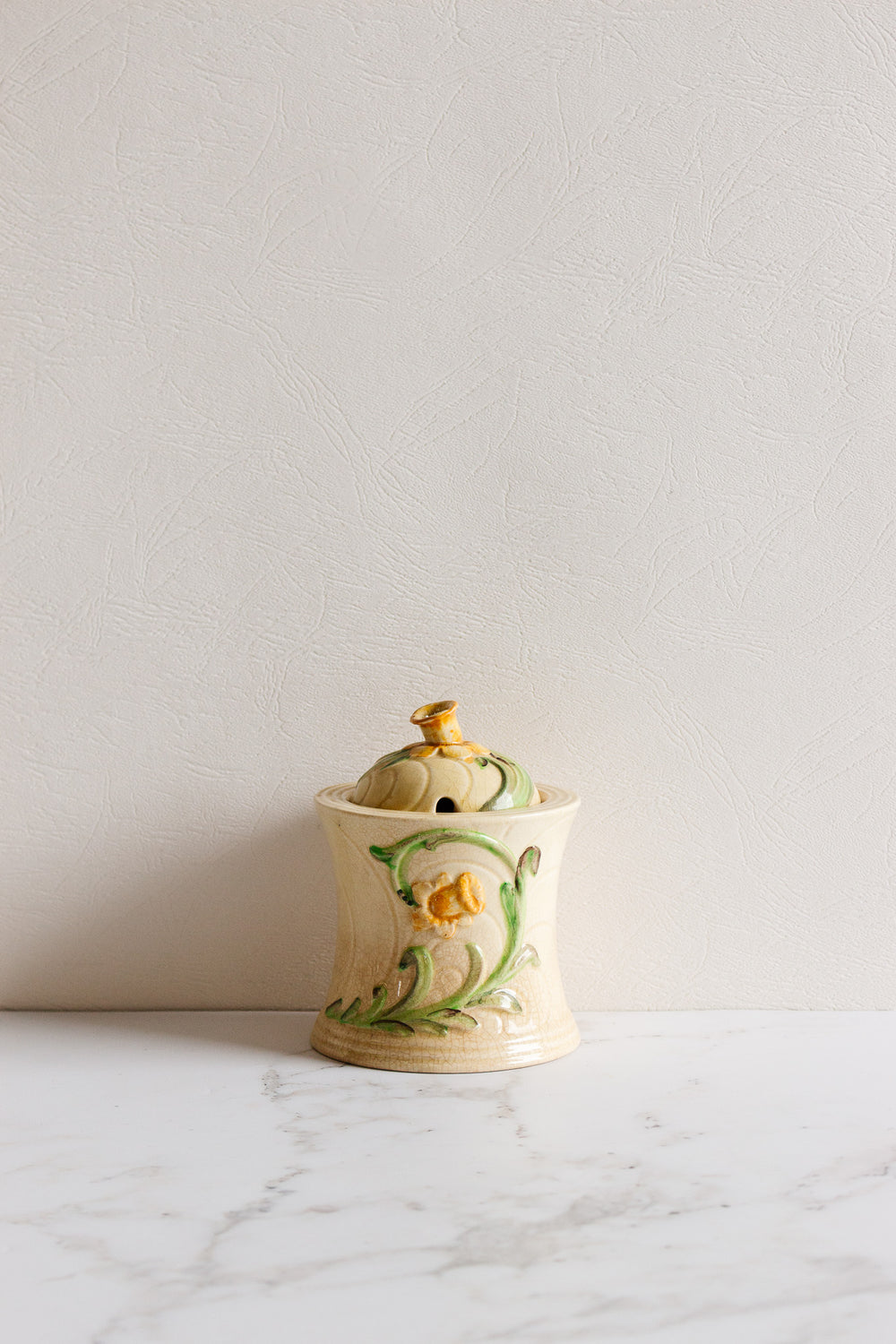 1930s staffordshire england daffodil lidded sugar bowl