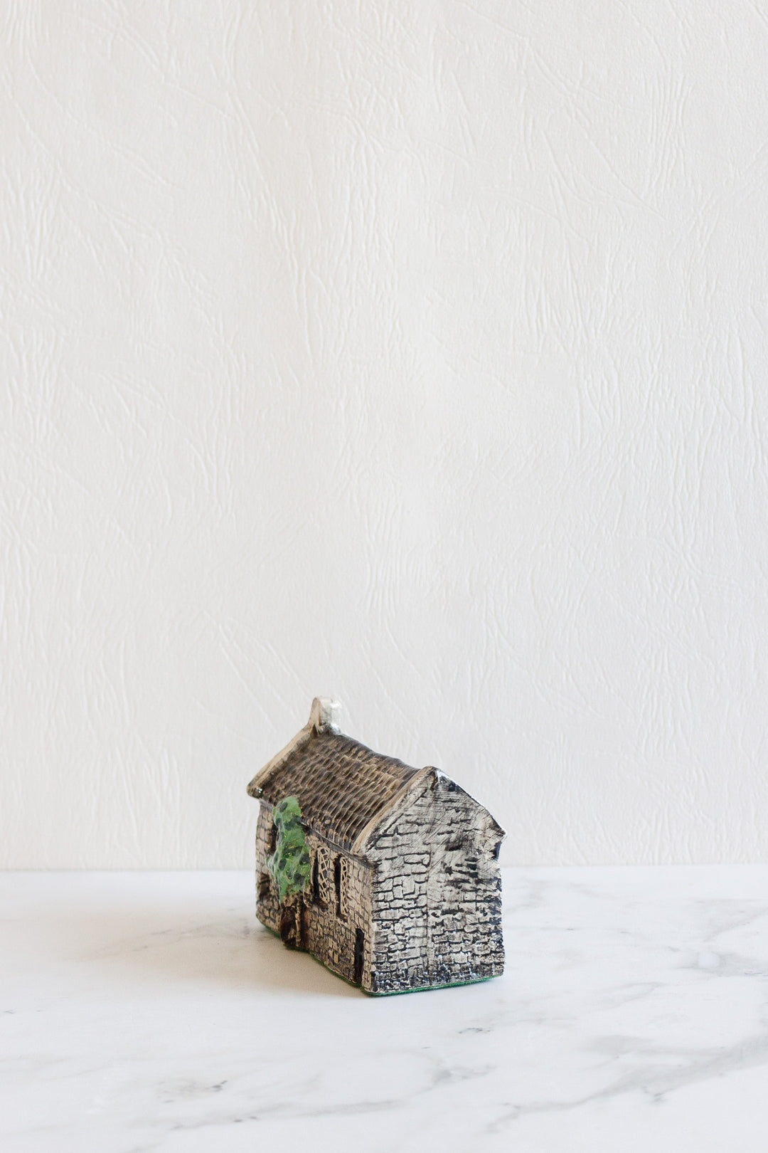 “britain in miniature” collectible by tey pottery — no. 40 meeting house