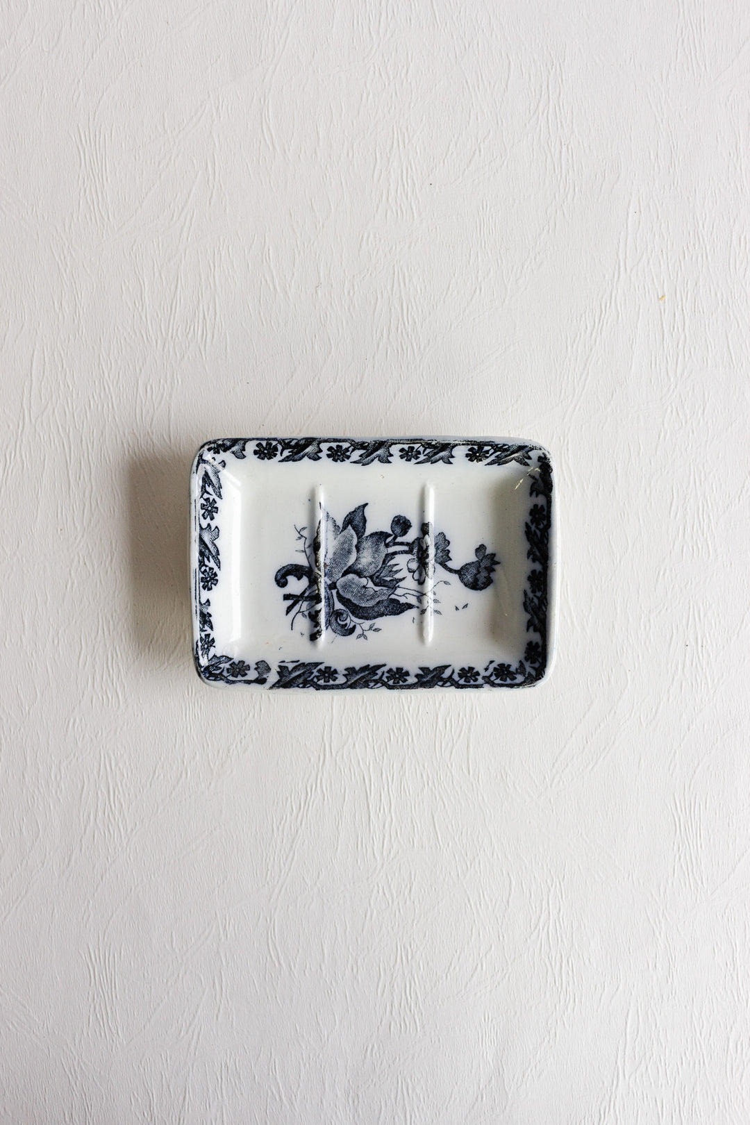 st. Amand "anémone" ironstone soap dish