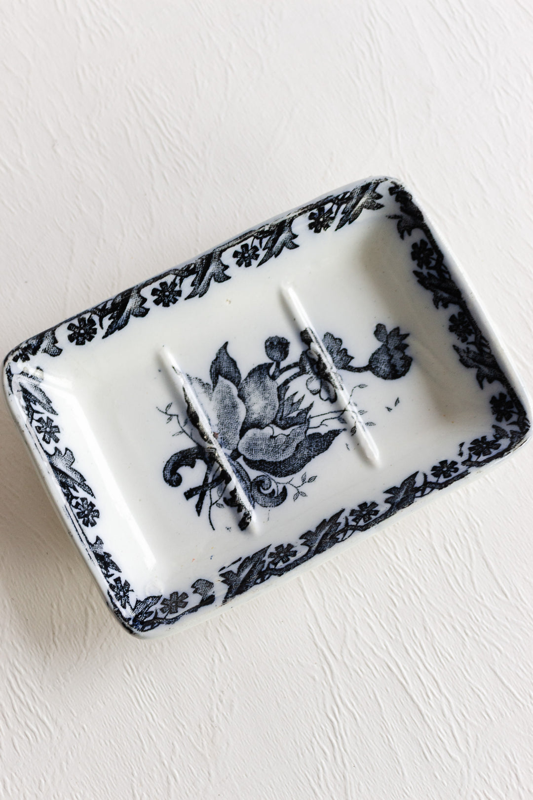 st. Amand "anémone" ironstone soap dish