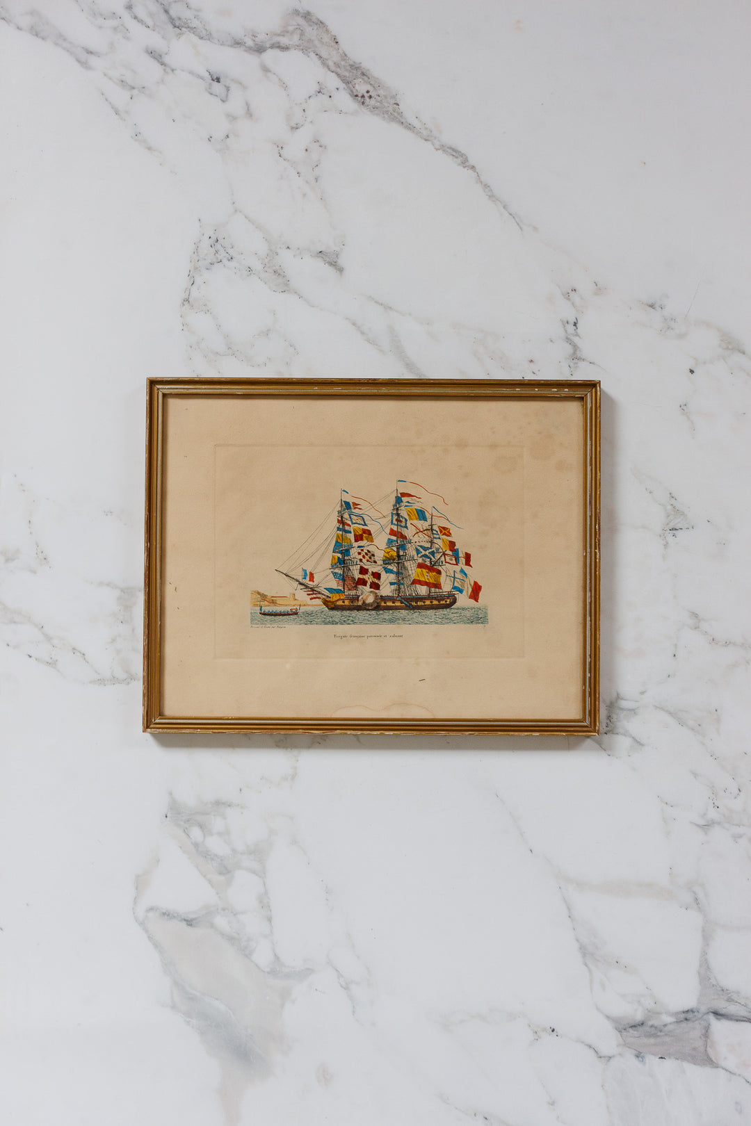 frégate française pavoisée et saluant