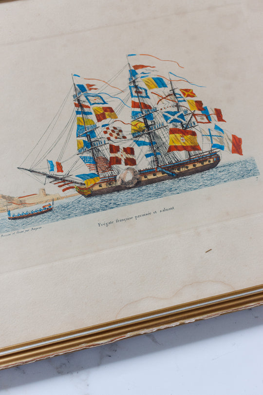frégate française pavoisée et saluant