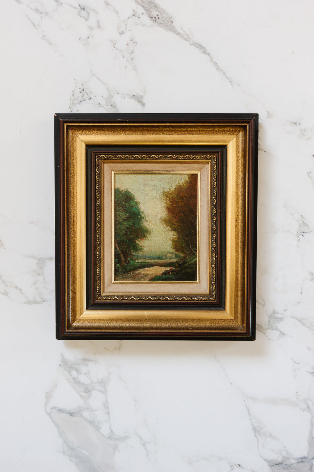 à travers les arbres