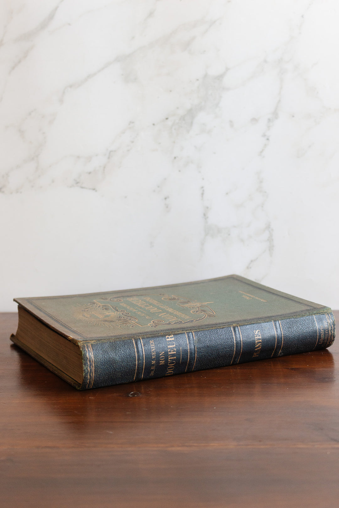 1907 "mon docteur: médecine et hygiène" hardcover book with coloured plates