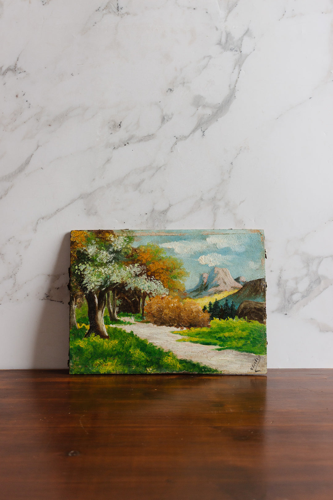 le sentier au pied de la montagne