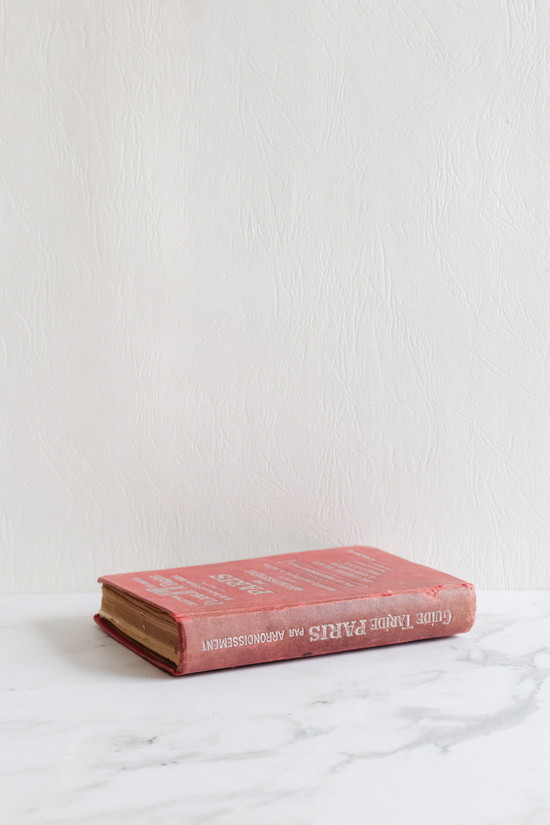 "paris par arrondissement" guide book