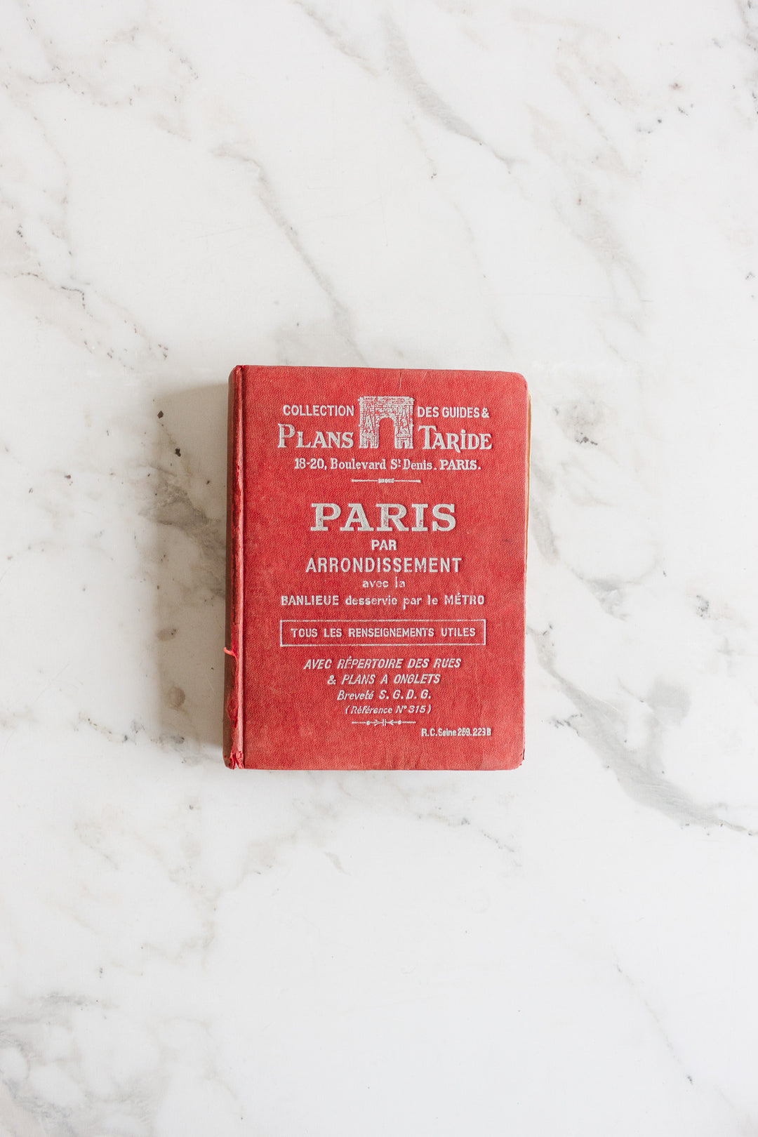 "paris par arrondissement" guide book