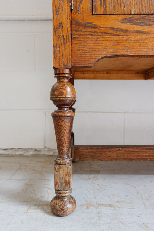 Early 20th century English oak hutch