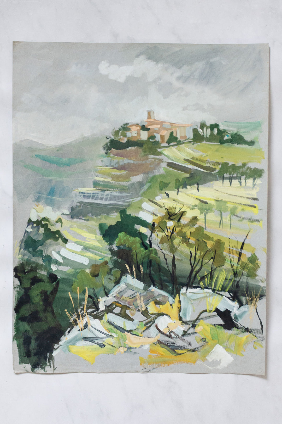 un sommet de colline dans les nuages
