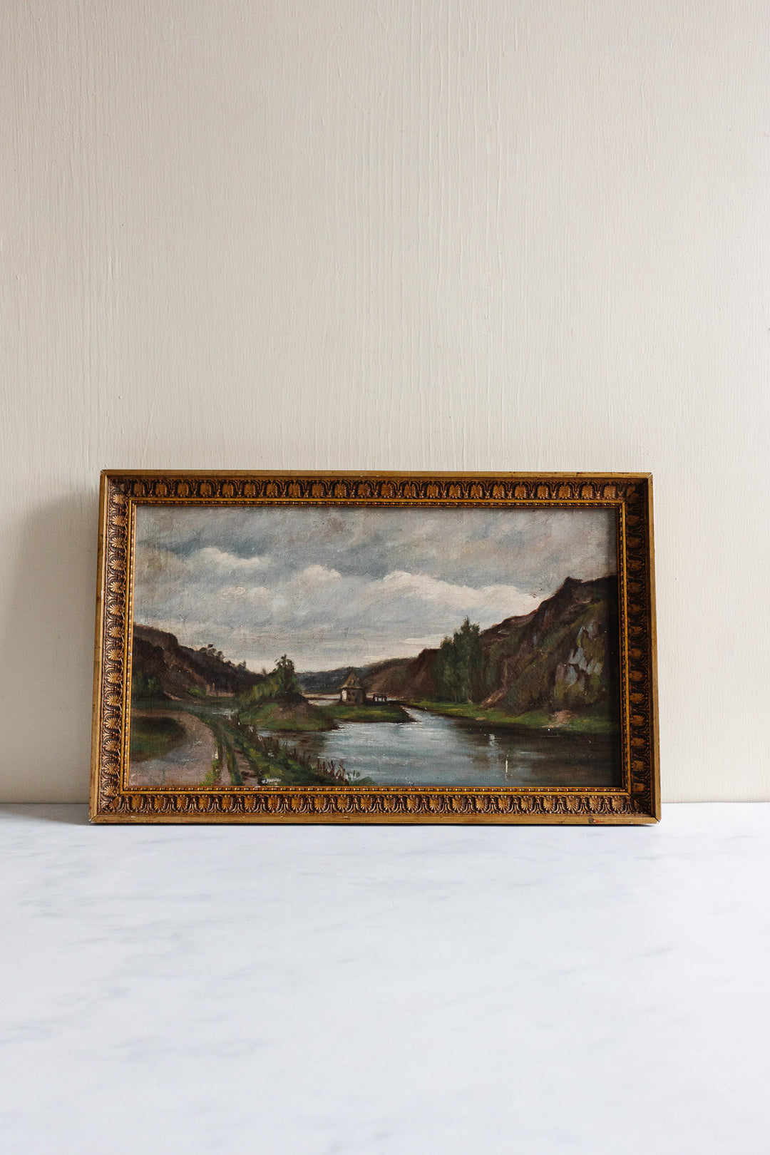 montagnes, eau, et nuages