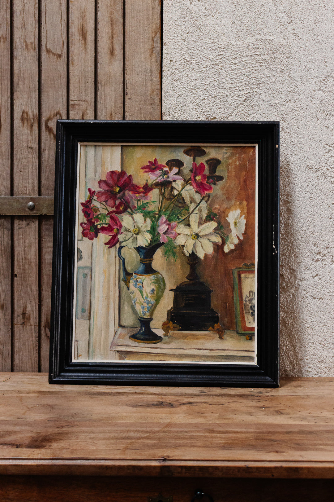 des fleurs sur la cheminée