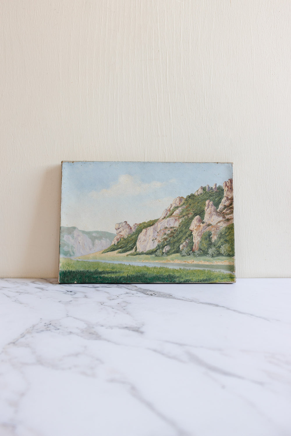 la colline au bord de la rivière