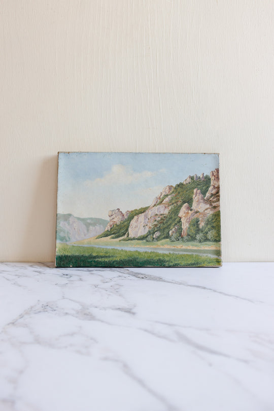 la colline au bord de la rivière