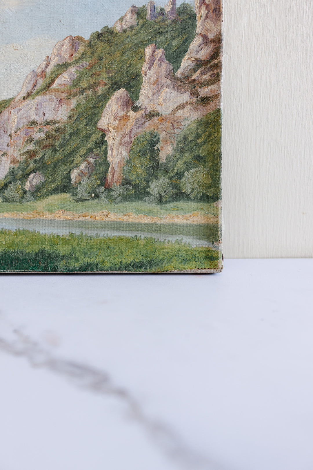 la colline au bord de la rivière