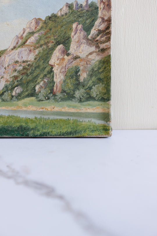 la colline au bord de la rivière