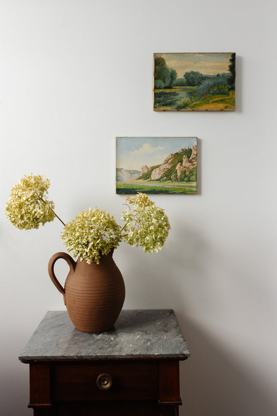 la colline au bord de la rivière