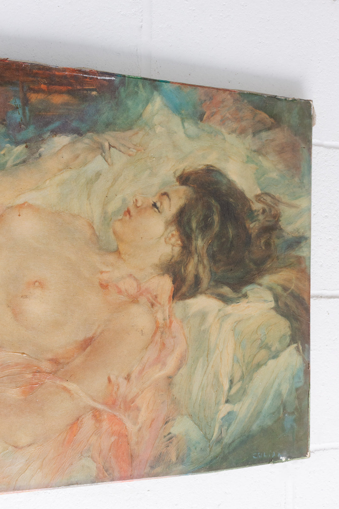 allongée dans les draps