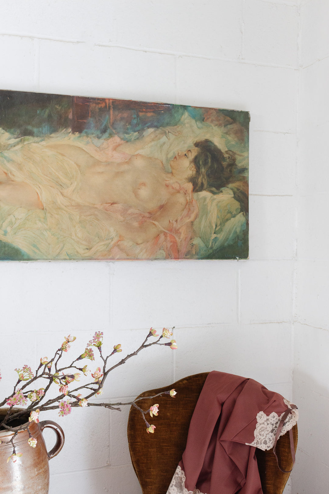 allongée dans les draps