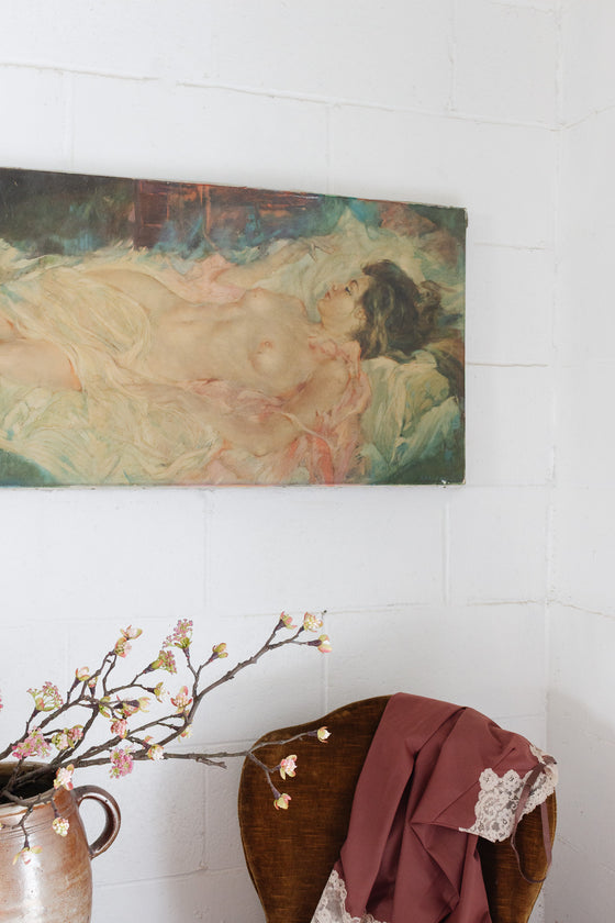allongée dans les draps