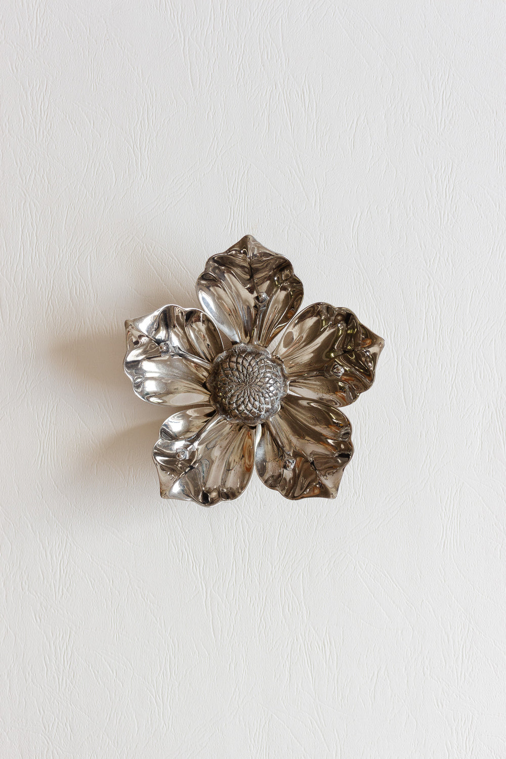 1970s Italian white brass lotus sculptural ashtray, in the style of Gucci
