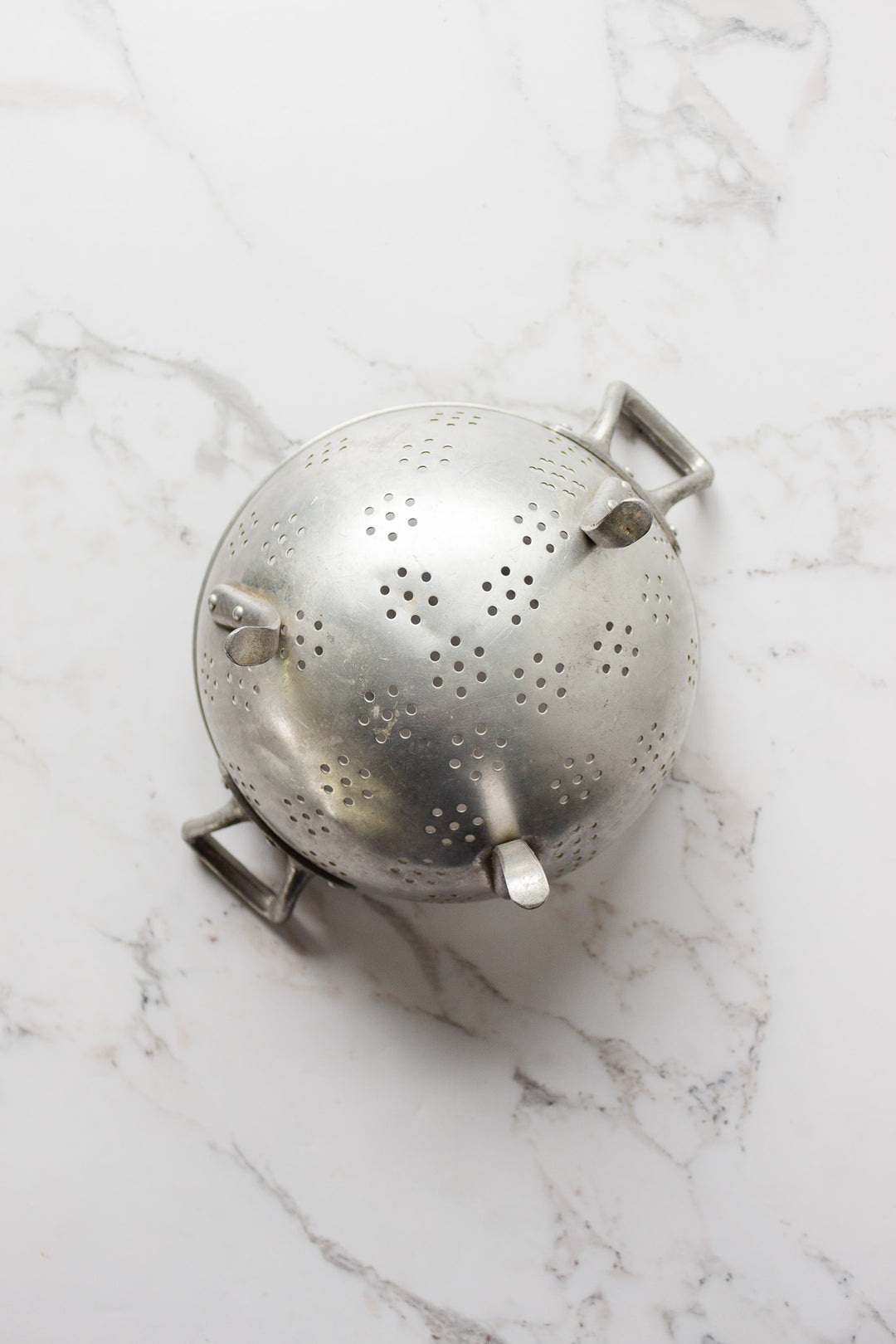 vintage french freestanding "aluminum pur" kitchen colander
