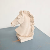 cheval en plâtre